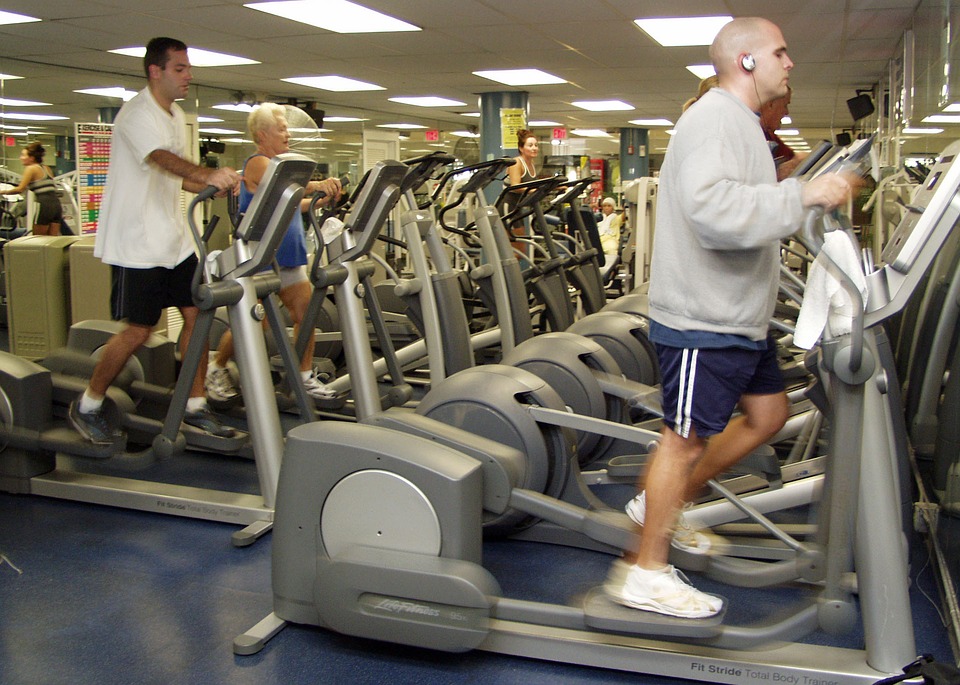 People inside a fitness gym